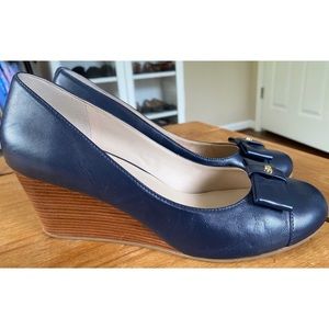 EUC Cole Haan Grand OS Adair Bow Wedge Pumps women’s Size 7 B Navy Blue leather